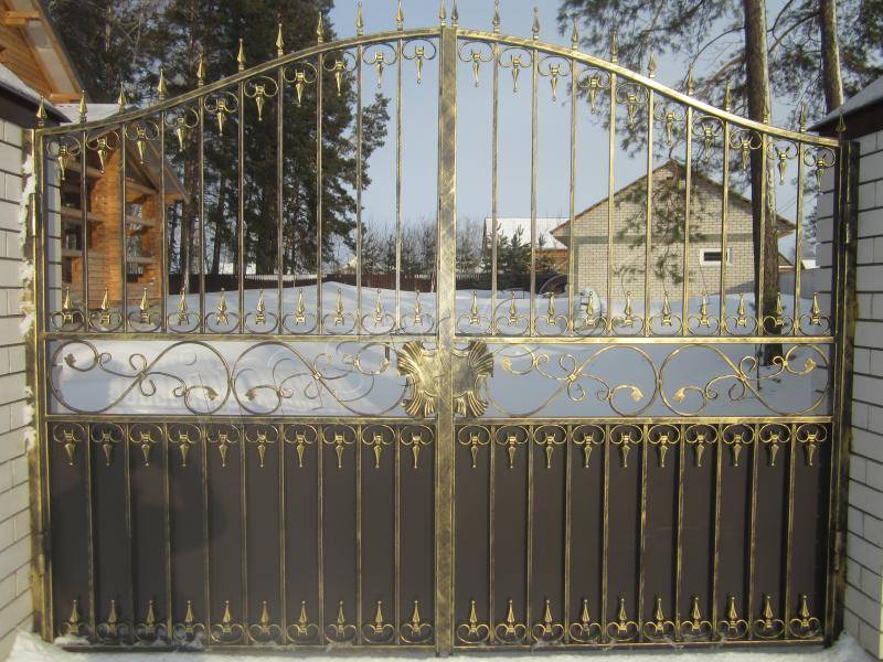 Кованые ворота с патиной под золото